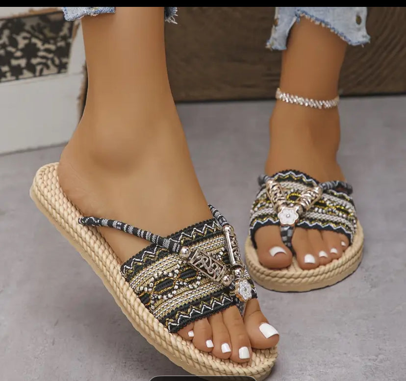 Flat sandals colorfully opened Toe